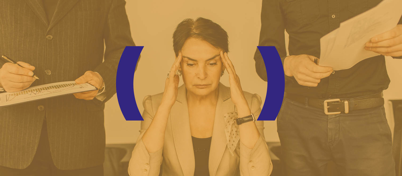 femme 60 ans en train de se tenir la tete entre les mains, elle est en tailleur et est entre 2 hommes qui lui tendent des dossiers